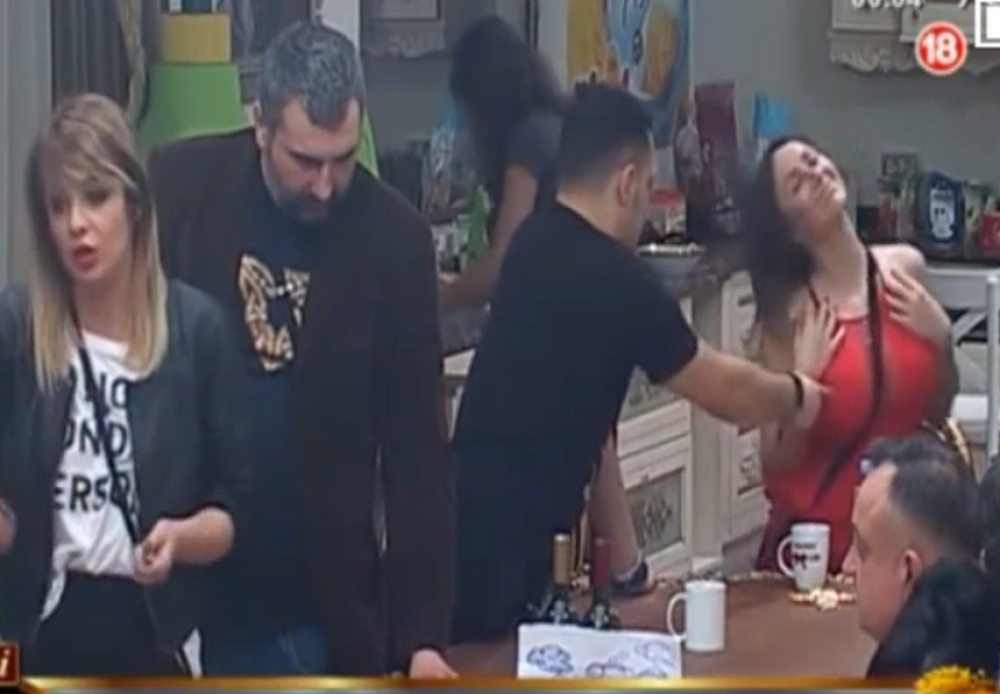 Gastoz pipao Macine grudi (VIDEO)