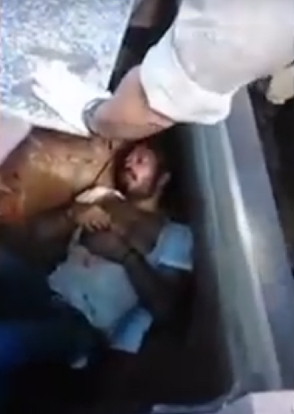 Živog ga sahranili! (VIDEO)