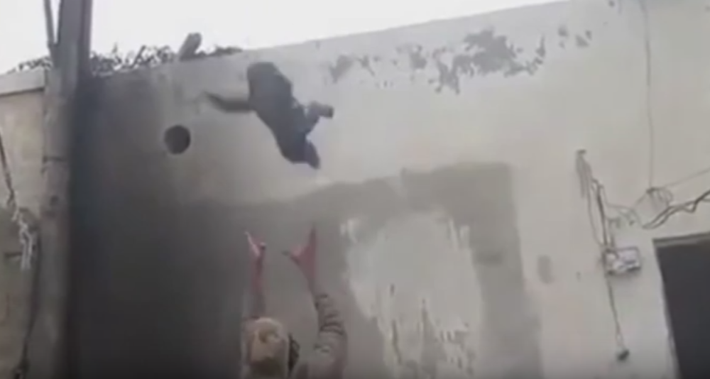 Otac zvao sina da skoči s krova kuće! (VIDEO)