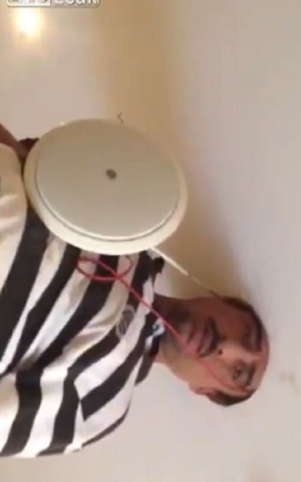 Električar se zaglavio u plafonu! (VIDEO)