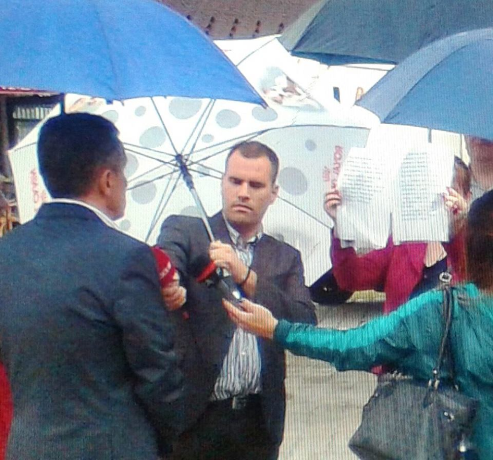 Gradonačelnik čita s improvizovanog "idiota"