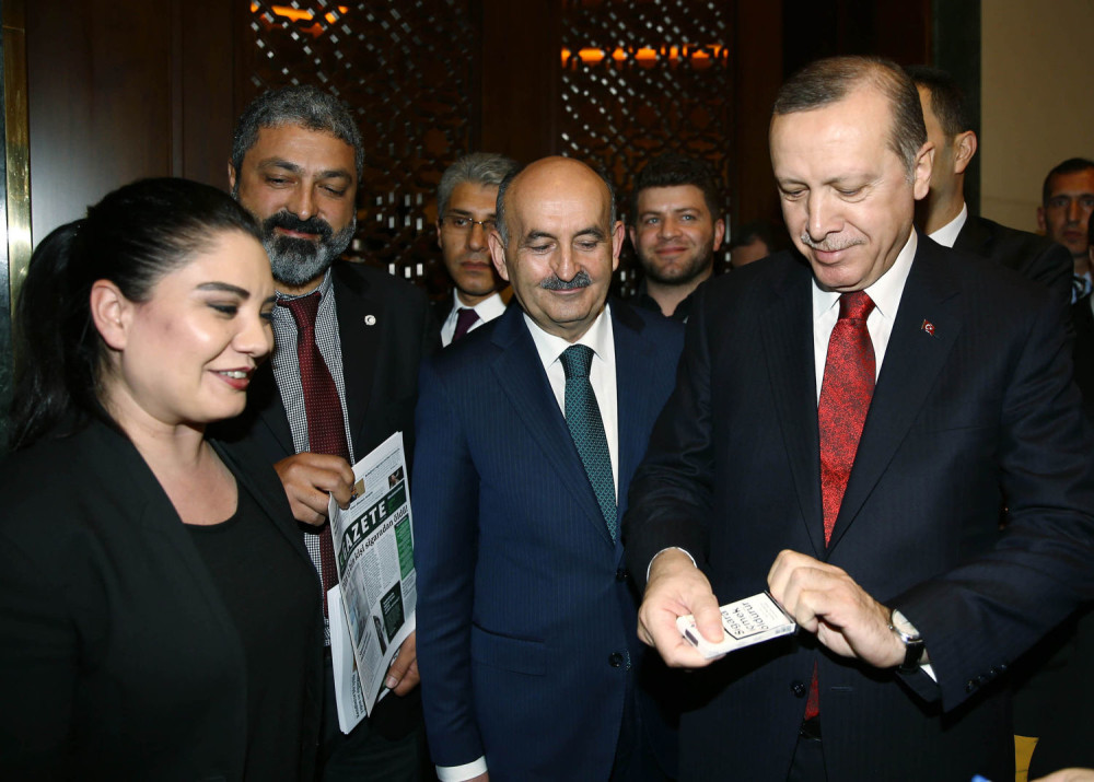 Erdogan pušačima uzimao cigarete (FOTO + VIDEO)