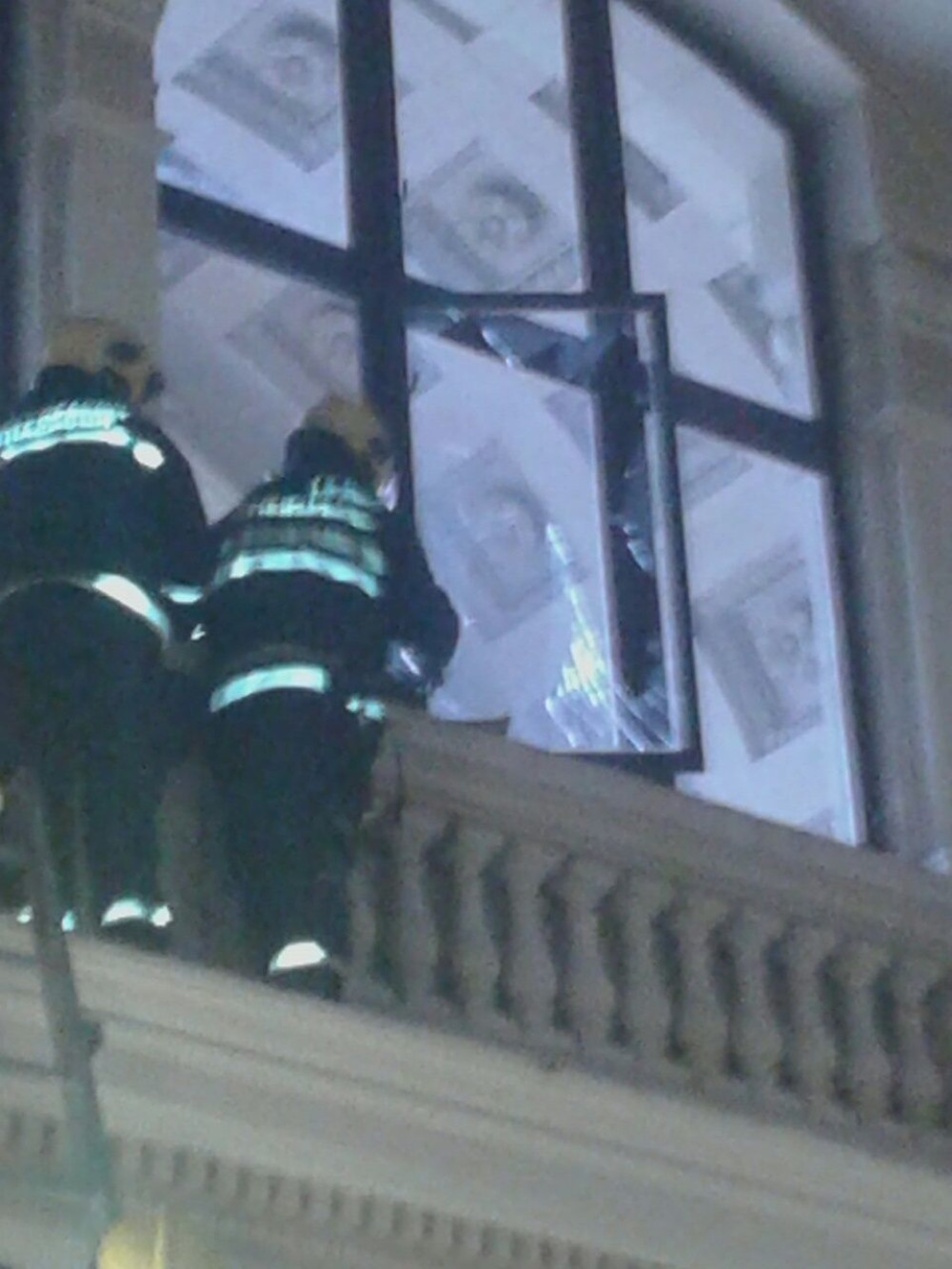 Oluja polomila staklo u Skupštini (FOTO)