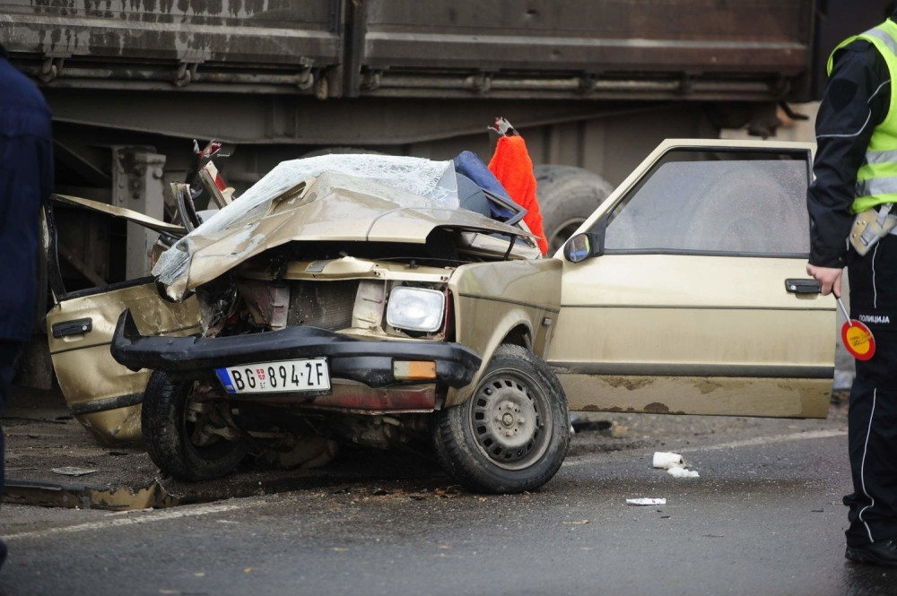 Jugom se zakucao u betonski stub