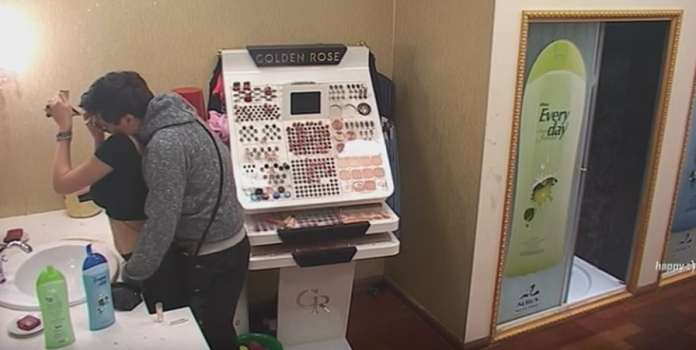 Pogledajte koga je Jonaš vaćario u kupatilu (VIDEO)