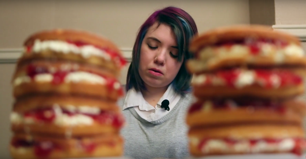 Kad vidi kolač padne u nesvest! (VIDEO)