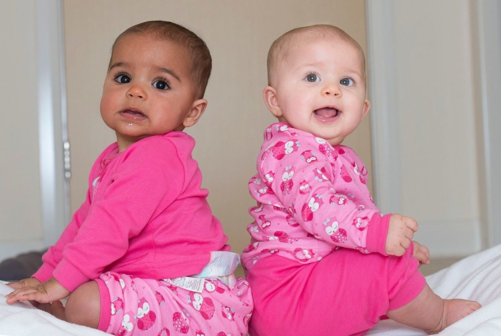 Rodila bliznakinje različite boje kože! (FOTO + VIDEO)