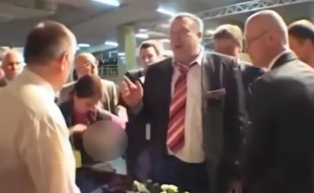 Kolege prskala majčinim mlekom! (VIDEO)