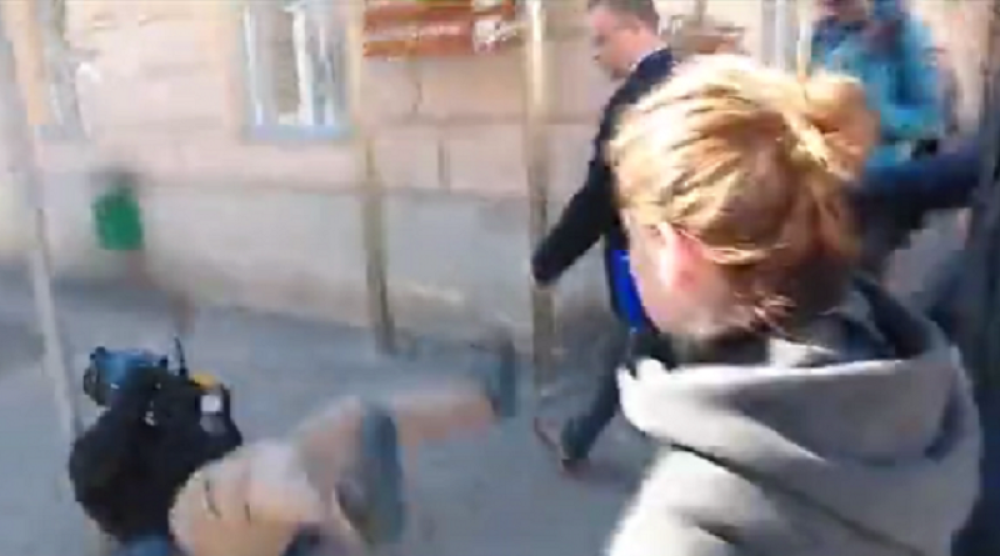 Hasanbegović samo prošao pored kamermana koji je pao (VIDEO)