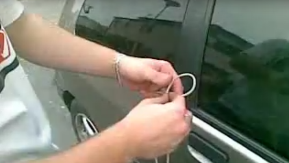 Pomoću pertli otključajte automobil! (VIDEO)