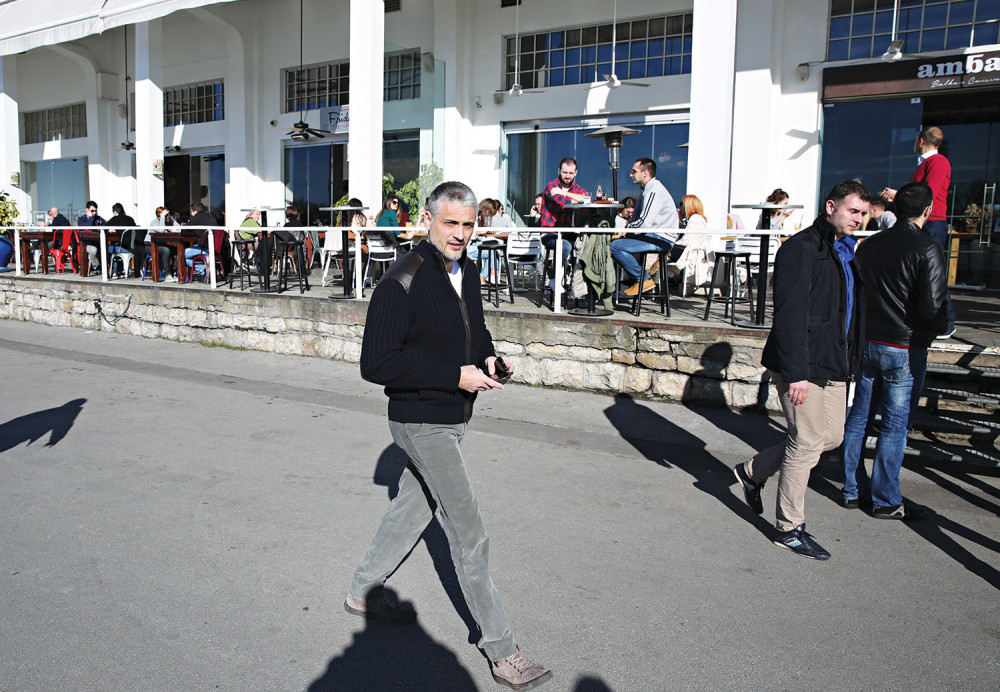 Čeda Jovanović sunča se kraj Save!