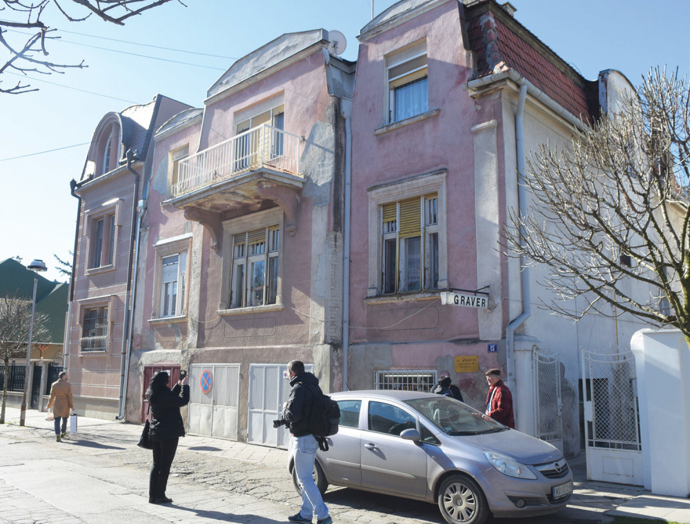 Novinarku tukla panjem, pa je zaklala flašom!