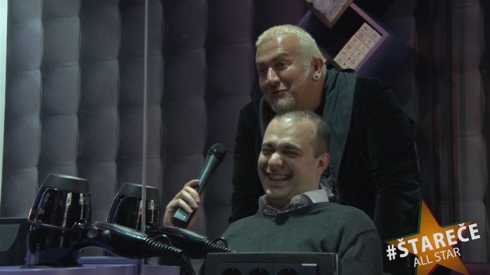 Maca napljuvao mlađe kolege (VIDEO)