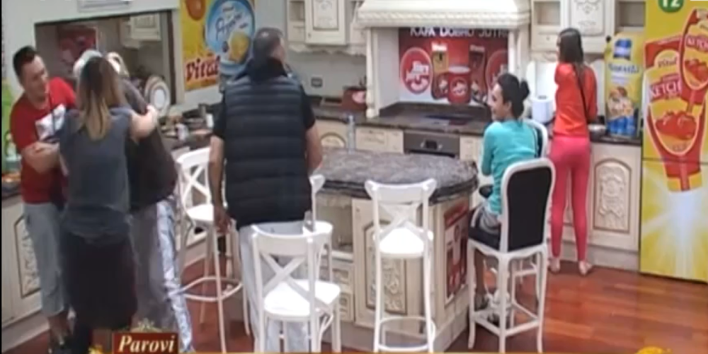 Miloš pao sa stolice! (VIDEO)