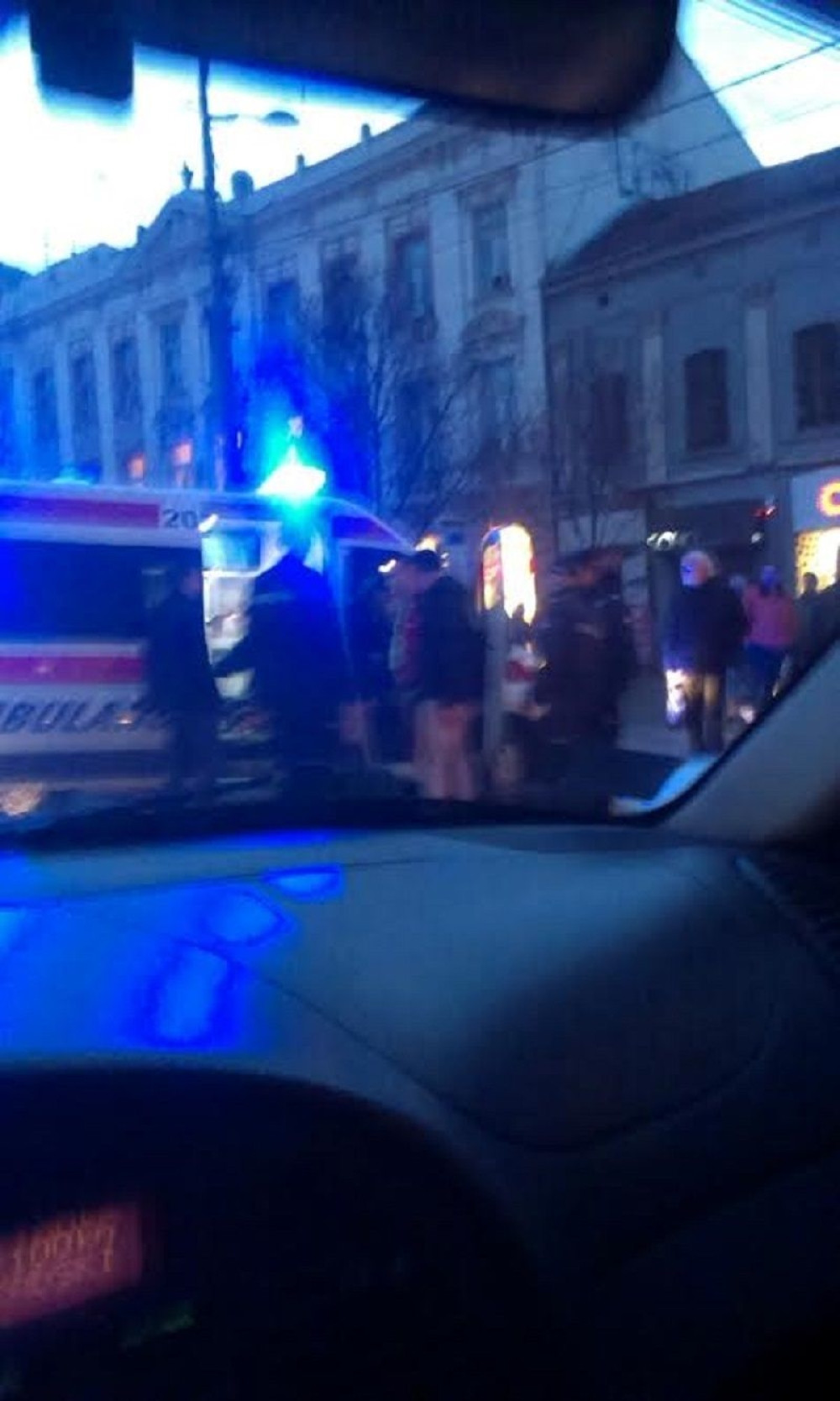 Trola udarila u taksi (FOTO)