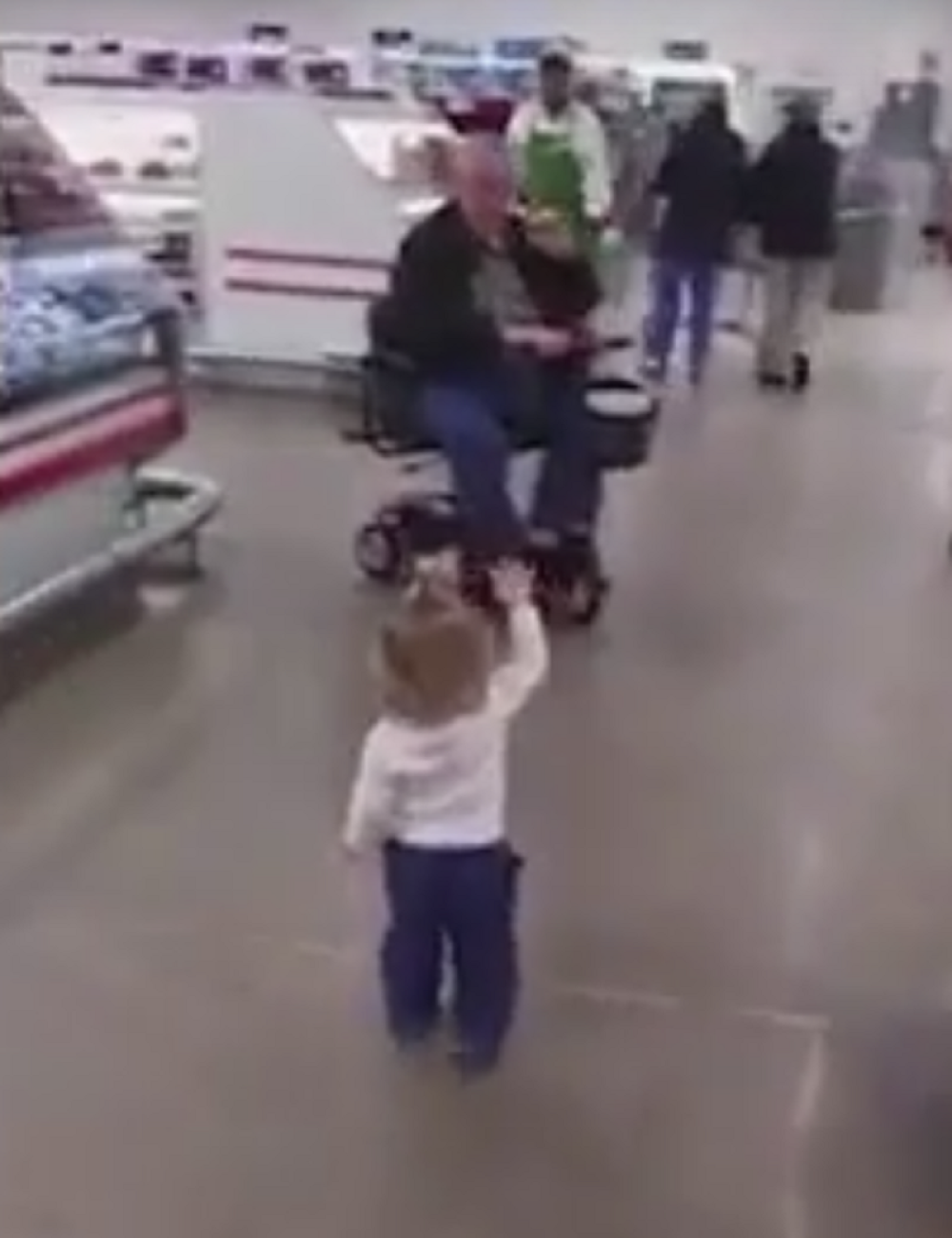 Devojčica koja topi i najtvrđa srca (VIDEO)