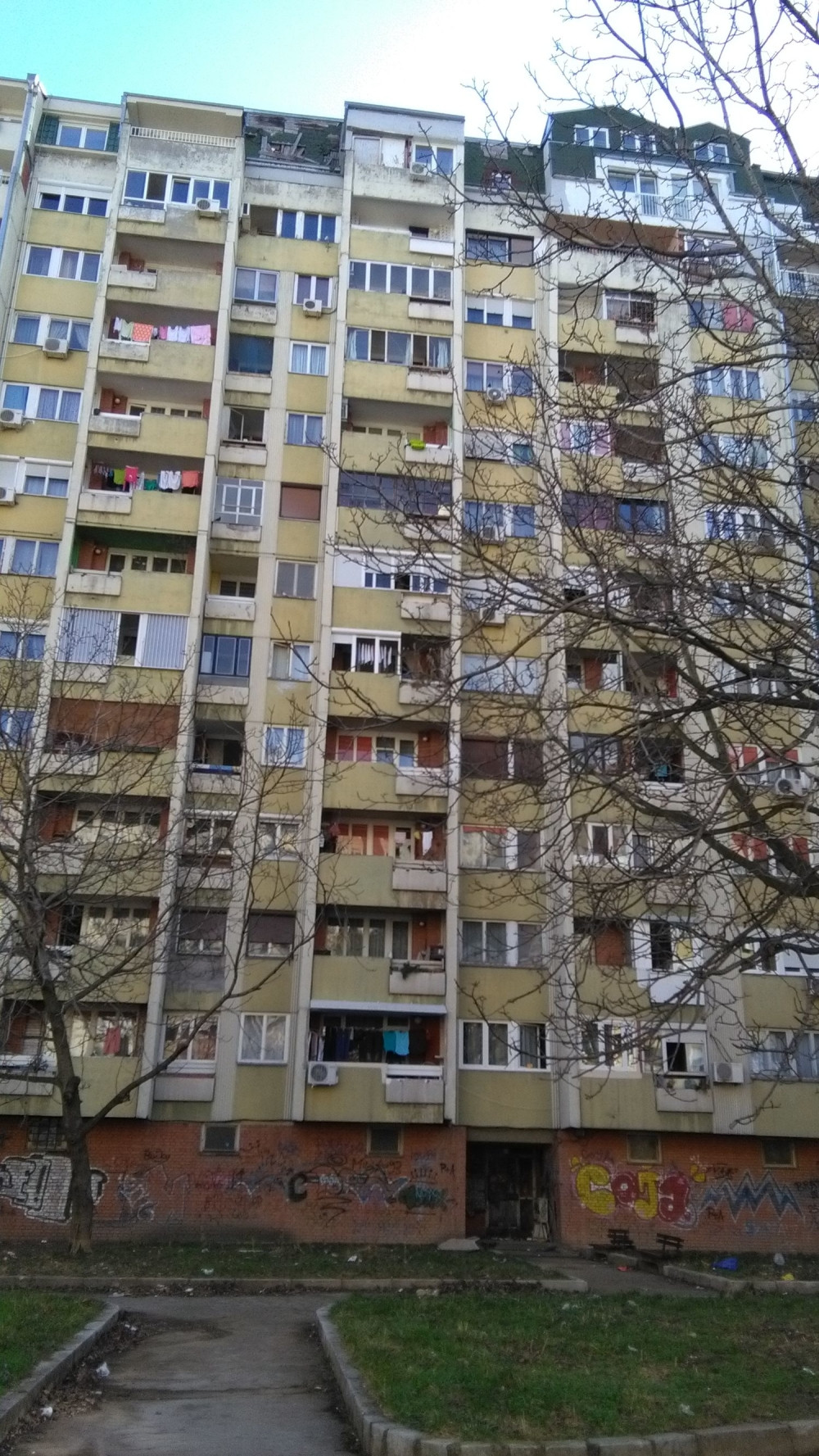 Starica htela da skoči sa zgrade