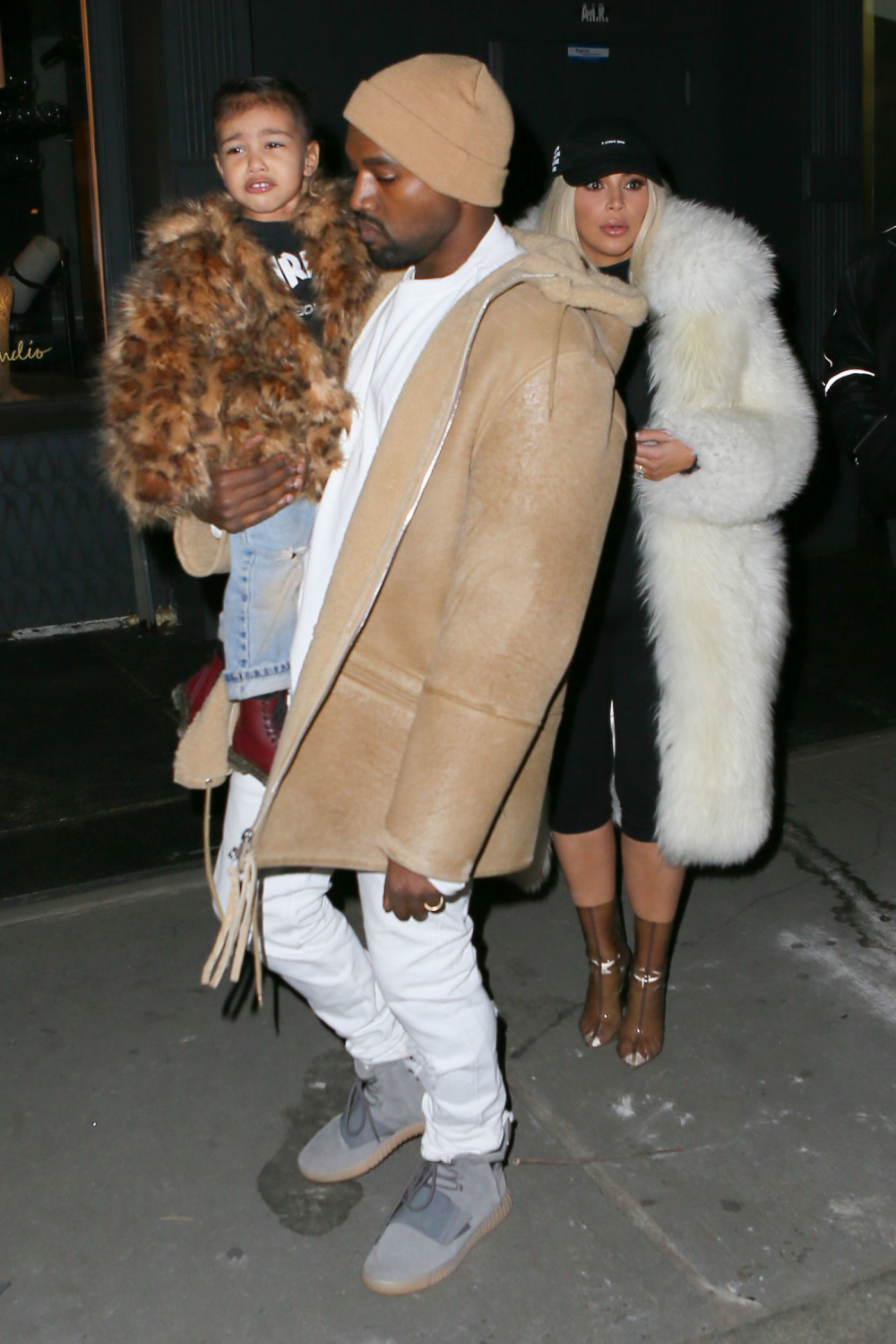 Kanije Vest kuka da je u dugovima