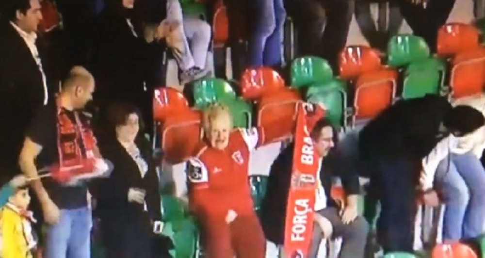 Gest starice na tribinama o kome bruji svet (VIDEO)