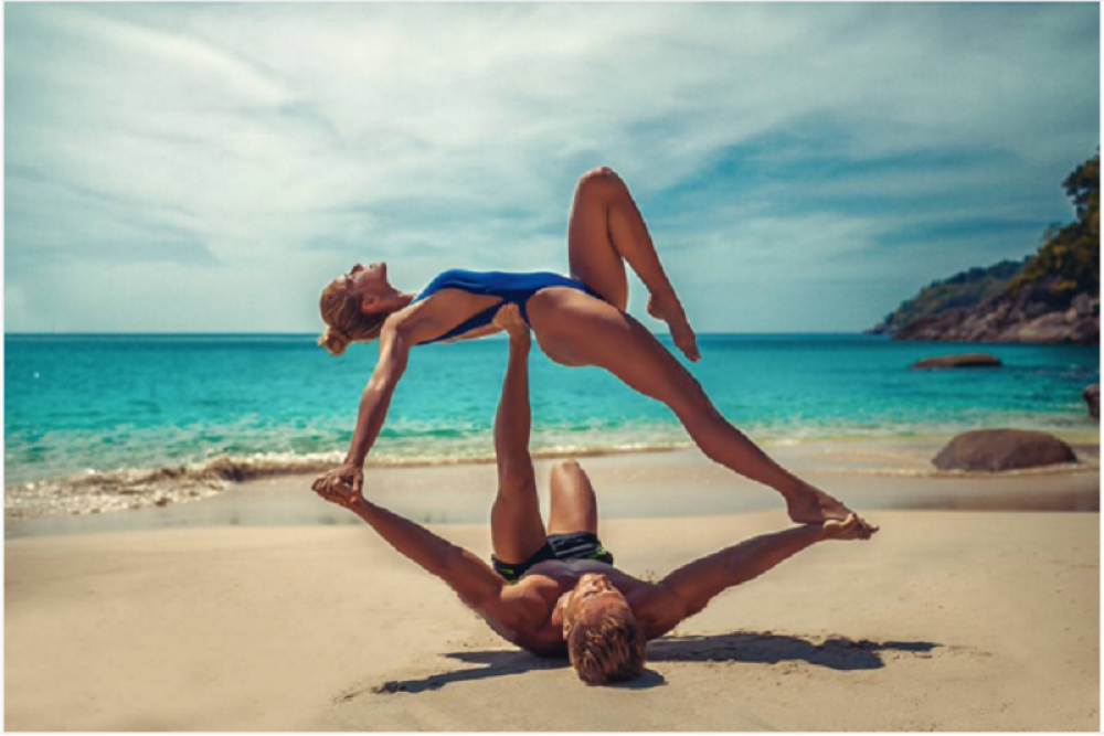 Saša radi jogu s devojkom!