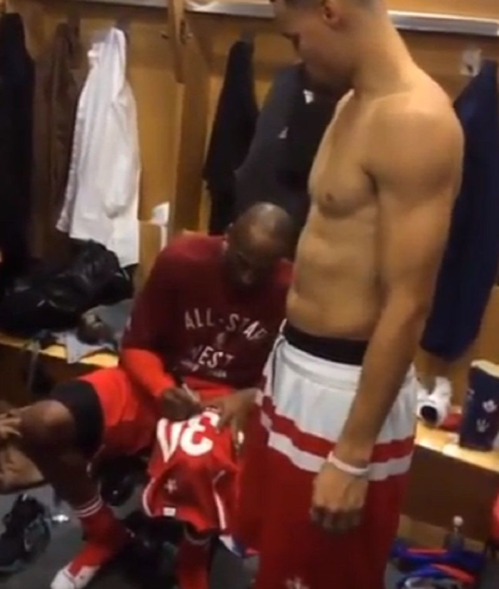 Kari uzima autogram sveže penzionisanom Brajantu!