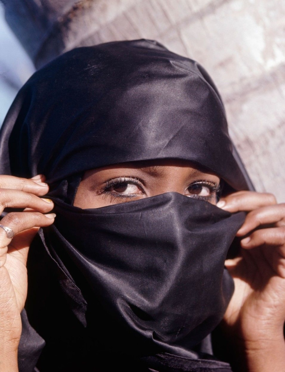 Bacio decu kroz prozor jer mu žena neće hidžab?