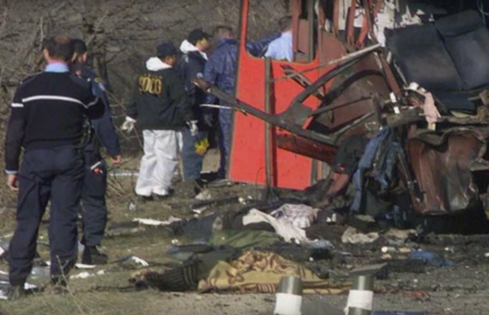 Albanski teroristi razneli autobus pun Srba