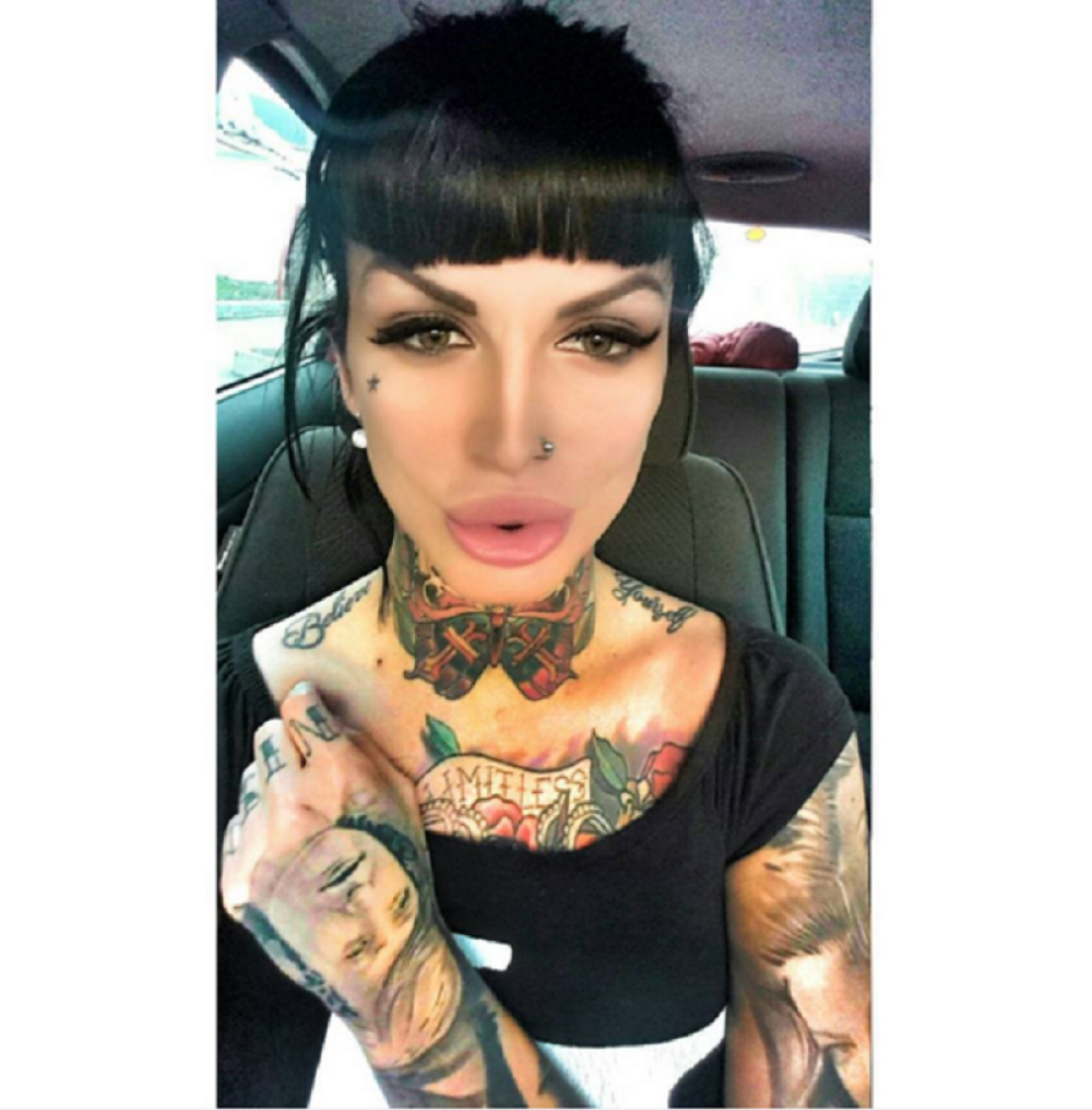 Ovako Krunićka radi pirsing (UZNEMIRUJUĆI FOTO)