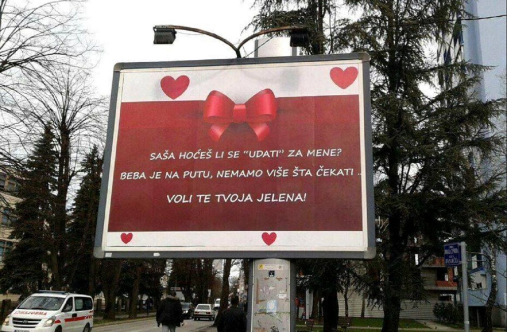 Preko bilborda zaprosila dečka! (FOTO)