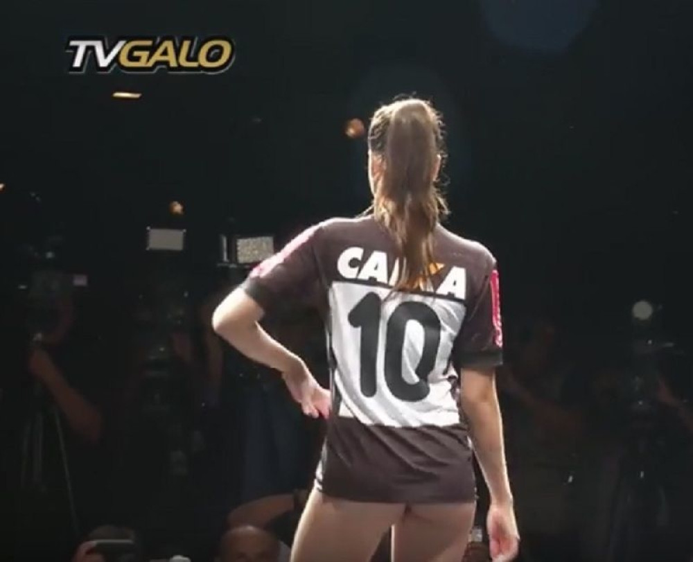 Sevaju ženske zadnjice na promociji dresova (VIDEO)