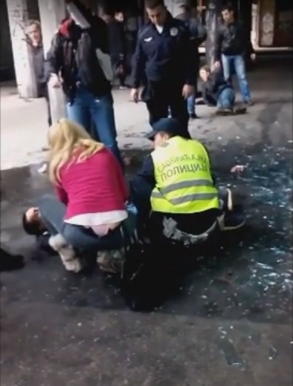 Policajac povređen dok je sprečavao migranta u pljački! (VIDEO)