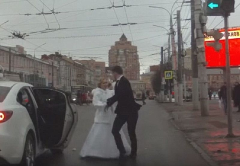 Mladenci krenuli na venčanje, pa se potukli! (VIDEO)