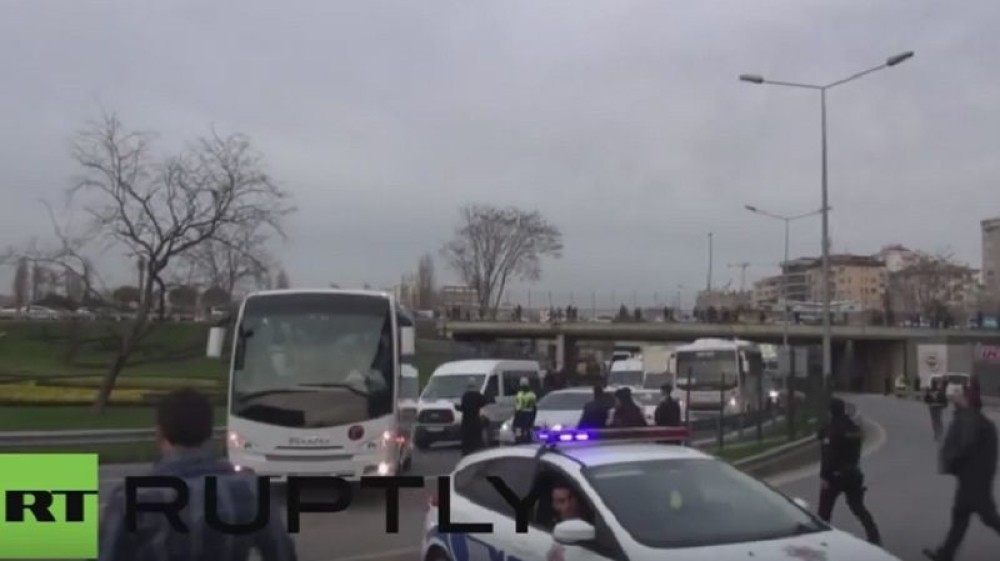 Kamenovan autobus sa ruskim fudbalerima! (VIDEO)