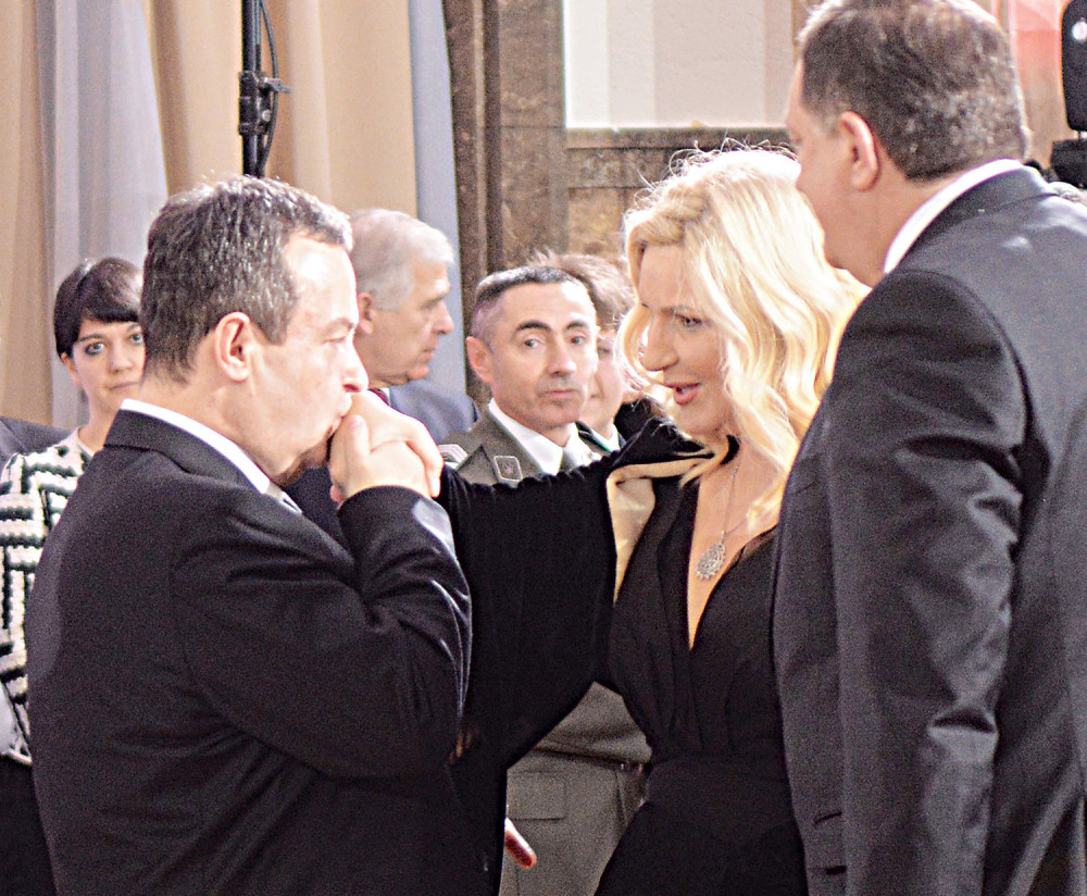 Dačić poljubio Zorani ruku!