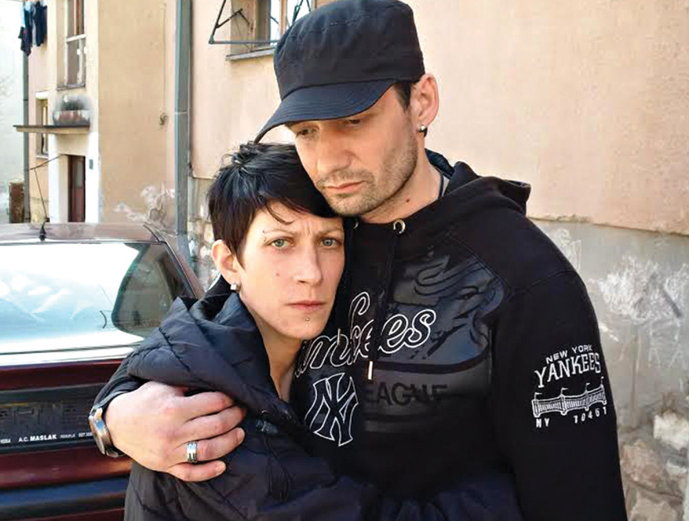 Kamenovali im kuću, prete im ubistvom