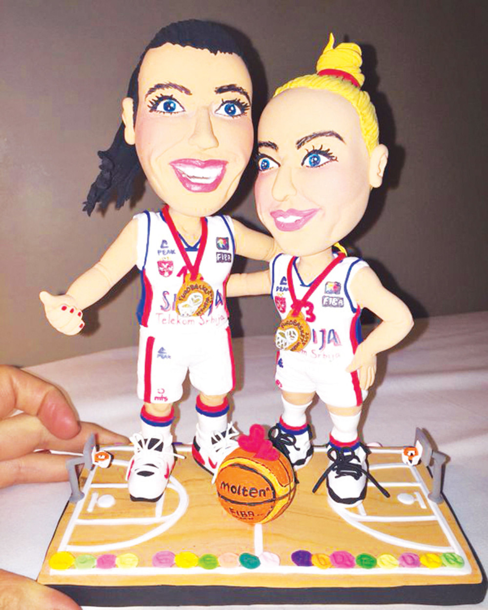 Ana oduševila sestru Milicu poklonom!