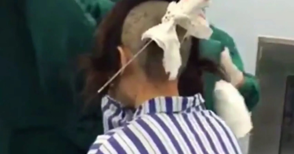 Prevario ženu, pa dobio sataru u glavu! (VIDEO)