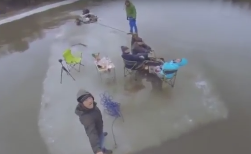 Plovili i roštiljali na santi leda! (VIDEO)