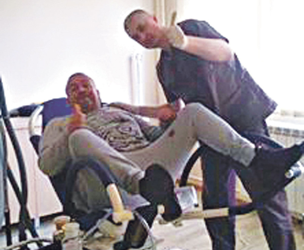 Maca kod ginekologa, Amidža skidao mladeže