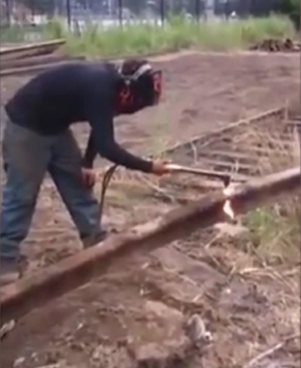 Pogledajte kako šina uzvraća udarac (VIDEO)