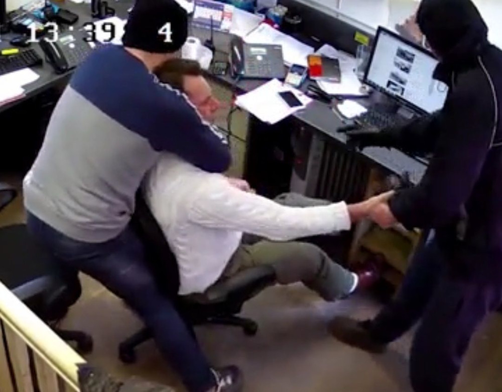 Divljački onesvestili muškarca, pa ga opljačkali (VIDEO)