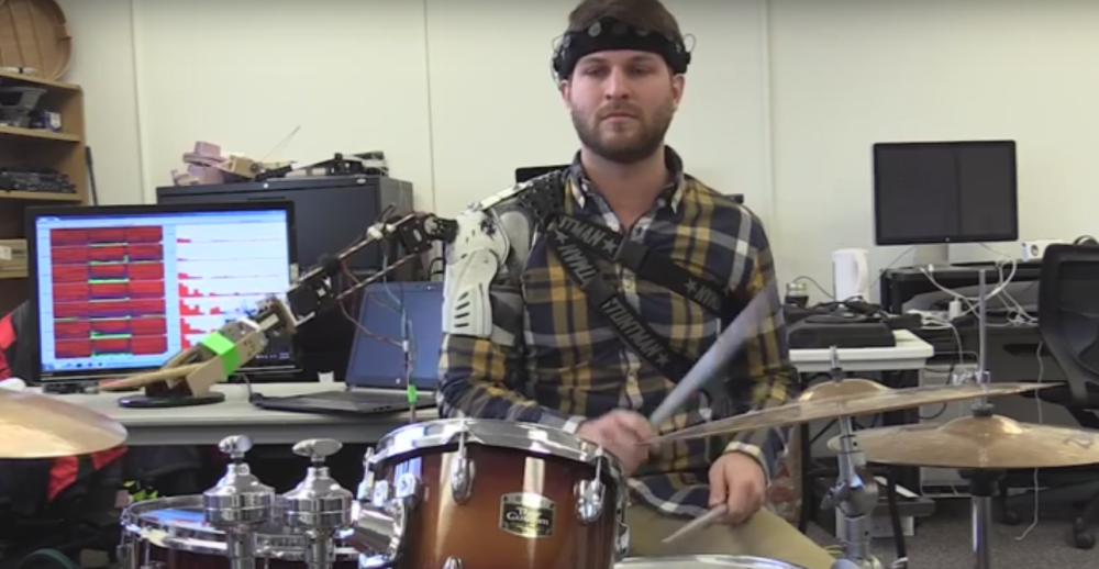 Kiborg bubnjar sa tri ruke (VIDEO)