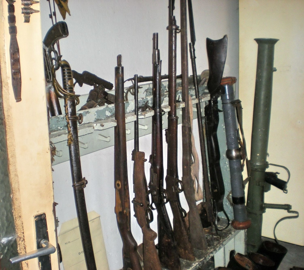 Lopovi odneli gomilu pušaka i pištolja! (FOTO)