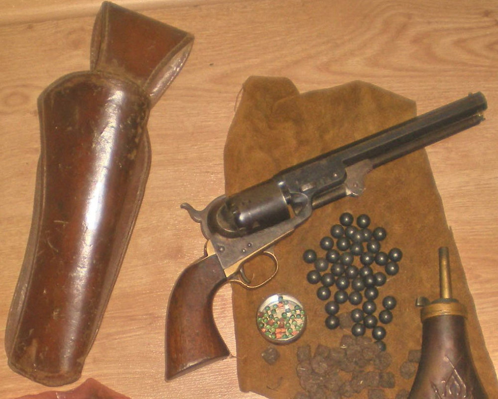 Uhapšeni diler ćuti o zaplenjenoj drogi, a za revolver kaže da je suvenir