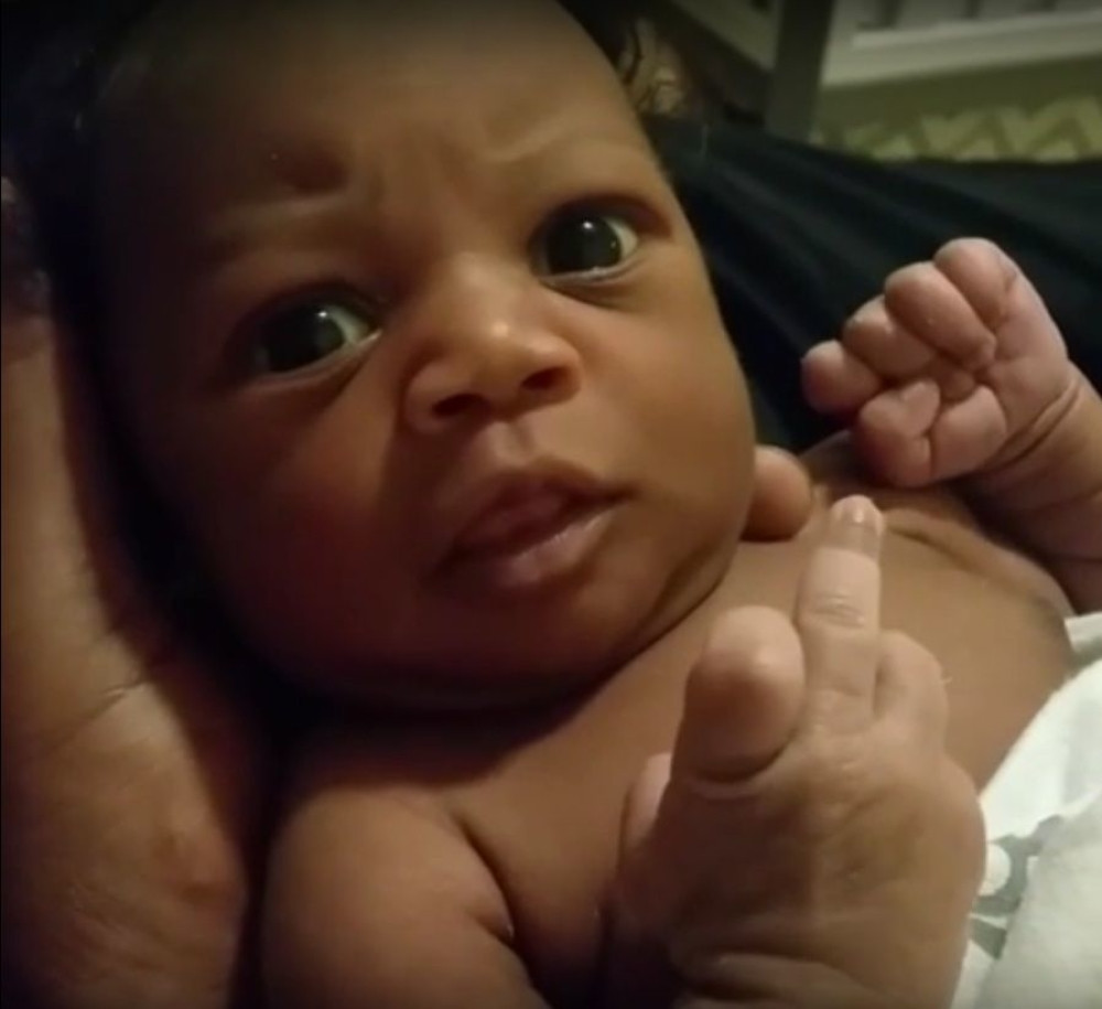 Beba pokazala tati srednji prstić! (VIDEO)