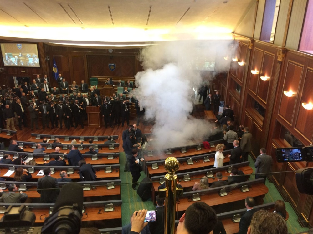 Suzavac, pa okršaj poslanika i policije (VIDEO)