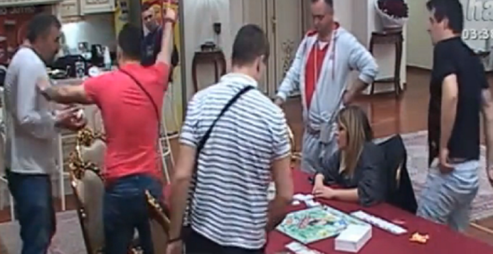 Miki lomio stolice! (VIDEO)