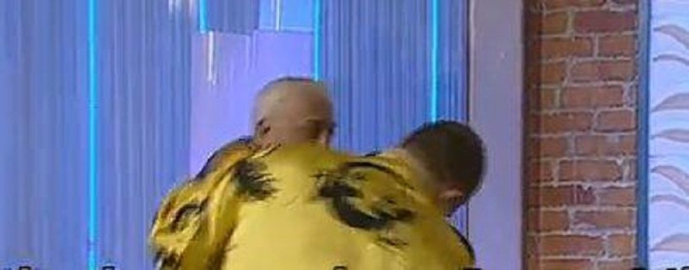 Tarot rekao Eri da je gej, on ga ispolivao vodom (VIDEO)