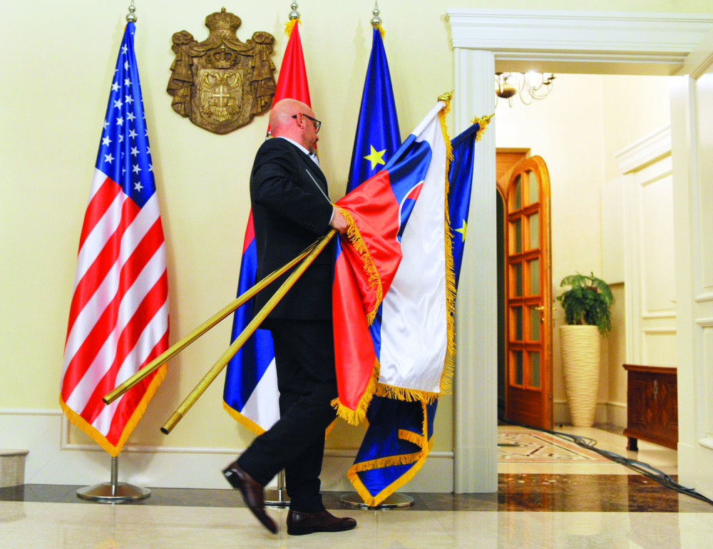 Dajemo tri i po miliona za zastave od satena?!