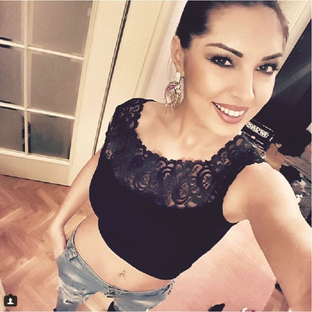 "Pinkova zvezda" sa dečkom gola i mokra (FOTO)